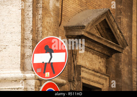 Funny pas d'entrée panneau routier en vieille ville médiévale à Rome, Italie. 3 mai 2011 © Wojciech Strozyk / Alamy Stock Photo Banque D'Images