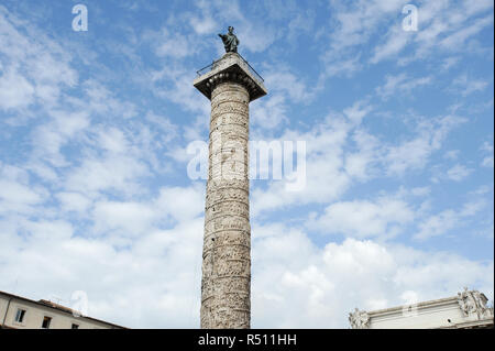 Colonna di Marco Aurelio (colonne de Marc-aurèle) 176-192 sur la Piazza Colonna modelée sur la colonne Trajane, restauré par Domenico Fontana en 1588 avec p Banque D'Images