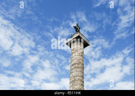 Colonna di Marco Aurelio (colonne de Marc-aurèle) 176-192 sur la Piazza Colonna modelée sur la colonne Trajane, restauré par Domenico Fontana en 1588 avec p Banque D'Images