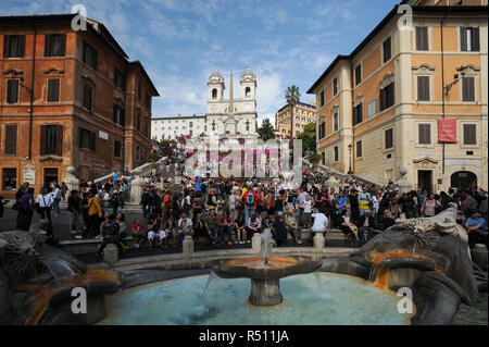 Fontana della Barcaccia du début du Baroque (fontaine de l'ancien bateau) du XVII siècle sur la Piazza di Spagna, Keats, Shelley Memorial Maison sur la droite, mon Banque D'Images