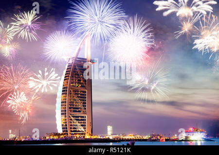 D'artifice autour de Burj Al Arab - Nouvelle destination exotique de l'année, DUBAÏ, ÉMIRATS ARABES UNIS Banque D'Images