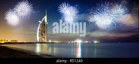 D'artifice autour de Burj Al Arab - Nouvelle destination exotique de l'année, DUBAÏ, ÉMIRATS ARABES UNIS Banque D'Images