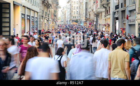 ISTANBUL, TURQUIE - le 28 juillet 2018 : les gens sur la rue Istiklal. La rue Istiklal est la destination la plus populaire d'Istanbul pour le shopping et entertainmen Banque D'Images