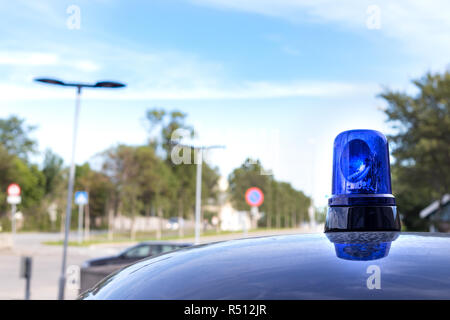 Gros plan du pavillon bleu vintage light sirène d'une voiture de police en Norvège. Banque D'Images