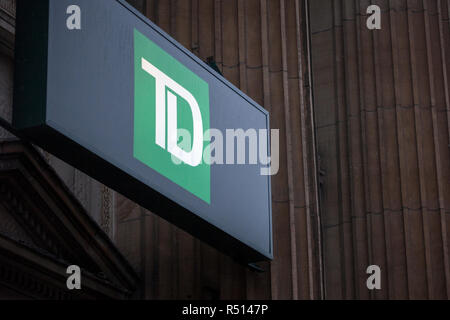 Montréal, Canada - le 5 novembre, 2018 : le logo de la Banque TD en face de leur succursale de Montréal (Québec). Également connu sous le nom de Toronto Dominon Canada Trust, c'est l'un Banque D'Images