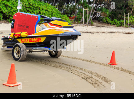 Sauvetage et de Surf de jetski sur l'équipement de sauvetage sur plage, Port Douglas, Queensland, Australie Banque D'Images