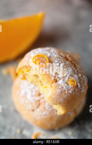 Seul orange Maison cookie ondulée avec du sucre en poudre glaçage et tranche d'orange fruits sur fond gris, composition verticale Banque D'Images