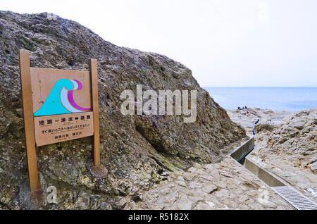 Parcours d'évacuation Tsunami signe sur l'île d'Enoshima, préfecture de Kanagawa, Japon Banque D'Images