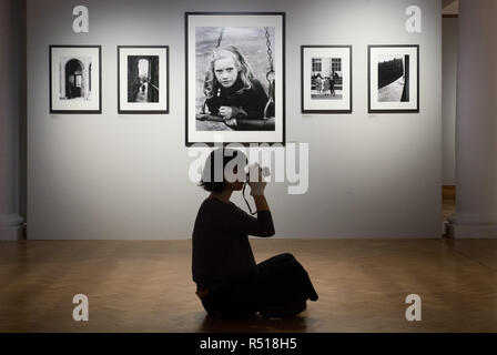 Robert Blomfield Édimbourg : une photographie de rue Photo Archive Invisible City Art Center Conservateur, Maeve Toal, Robert Blomfield, fille sur une balançoire,Edinb Banque D'Images