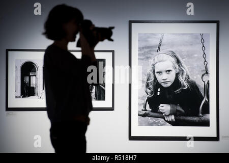 Robert Blomfield Édimbourg : une photographie de rue Photo Archive Invisible City Art Center Conservateur, Maeve Toal, Robert Blomfield, fille sur une balançoire,Edinb Banque D'Images