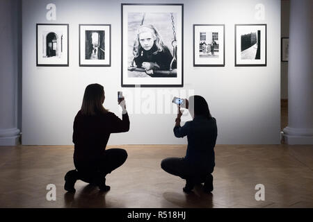 Robert Blomfield : Edinburgh Street Photography Une partie non visible sur la photo d'archives Robert Blomfield, fille sur une balançoire, Édimbourg, 1970 Photographie noir et blanc,1966 Banque D'Images