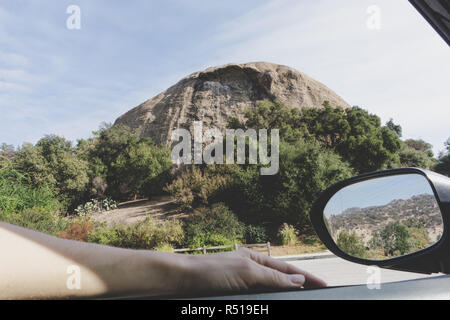 N° AlamyPicNeeds : Monument d'Eagle Rock, Los Angeles, USA no travelphotography -- vu de fenêtre de voiture. woman's arm en vue. Paysage miroir reflète le côté Banque D'Images