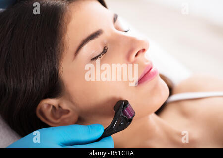 Woman Receiving Spa Treatment Banque D'Images