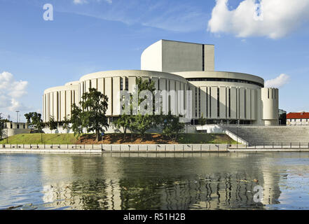 Opera Nova sur la rivière Brda bank à Bydgoszcz. Pologne Banque D'Images