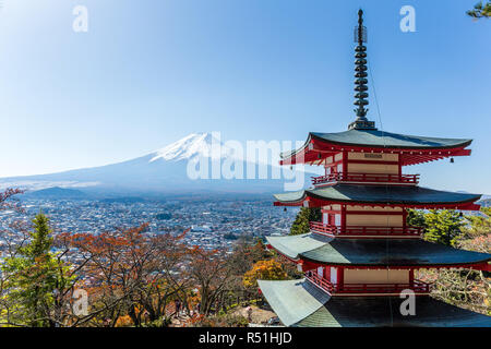 Mt. Fuji vu de derrière la Pagode Chureito Banque D'Images