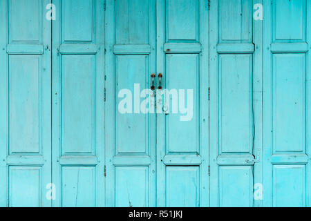 Fermé la porte en bois vert ou bleu. Vintage porte d'abstract background. Vieille maison abandonnée. Vieille porte en bois, la texture. Banque D'Images