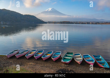 Belle Fuji San et le lac Kawaguchiko avec rangée de petits bateaux sur la rive dans la matin Banque D'Images