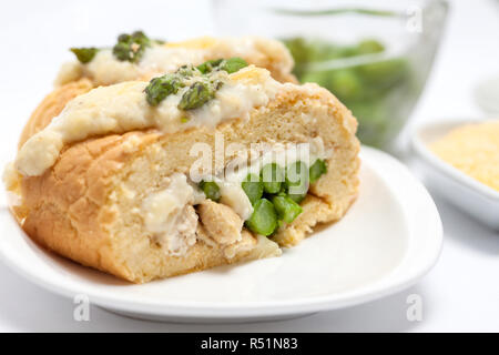 Gâteau roulé rempli de poulet et les asperges sur fond blanc Banque D'Images