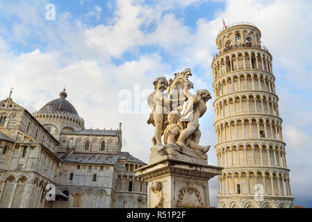 Fontaine de Putti et la Tour Penchée de Pise, Italie Banque D'Images