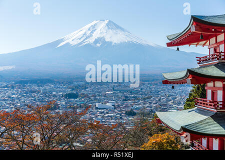 Mt. Fuji avec Chureito Pagoda en automne Banque D'Images