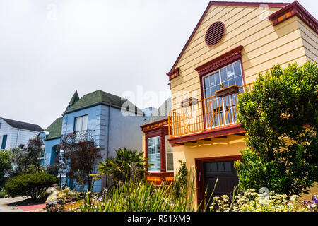 Street View de rangées de maisons dans l'un des quartiers résidentiels de San Francisco, Californie Banque D'Images