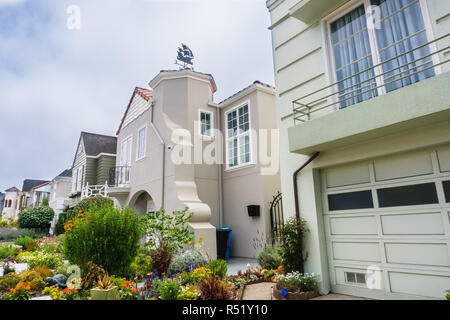 Street View de rangées de maisons dans l'un des quartiers résidentiels de San Francisco, Californie Banque D'Images