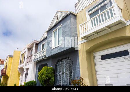 Street View de rangées de maisons dans l'un des quartiers résidentiels de San Francisco, Californie Banque D'Images