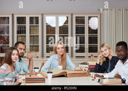 Camarade de classe internationale partage ami Concept Banque D'Images