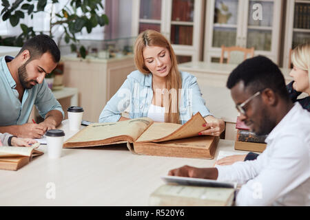 Camarade de classe internationale partage ami Concept Banque D'Images