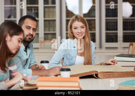 Camarade de classe internationale partage ami Concept Banque D'Images