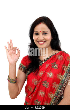 Les jeunes indiens traditionnels woman making OK sign Banque D'Images