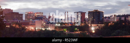 Vue panoramique sur le centre-ville de Spokane Washington Lever du soleil sur les toits de la ville Banque D'Images