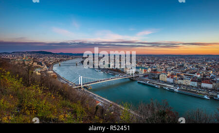 Budapest, Hongrie - Vue Aérienne Vue panoramique skyline de Budapest au lever du soleil avec pont Elisabeth (Erzsebet Hid), pont à chaînes Széchenyi, le Parlement et cruis Banque D'Images