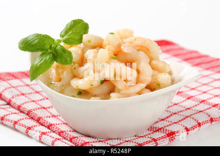 Crevettes avec sauce au beurre citronné Banque D'Images