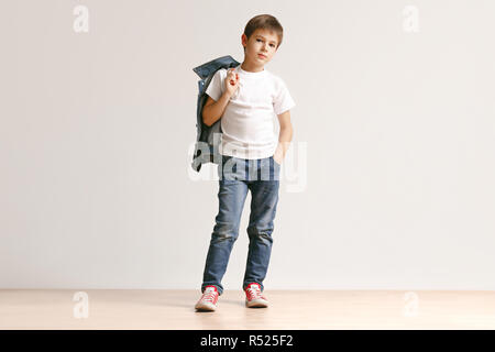 Portrait D'enfant Beau Petit Garçon En Jeans Porter Un Enfant De 8 Ans