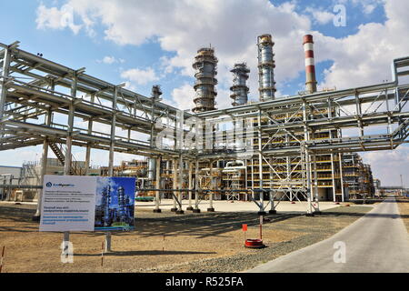 La nouvelle unité pétrochimique ParamaX KazMunaiGaz à 110 000 b/j de la raffinerie d'Atyrau au Kazakhstan a permis à des carburants propres de la production, production petrochem Banque D'Images