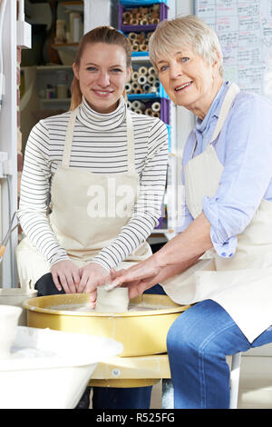Portrait of Senior Woman with Teacher In Pottery Class Banque D'Images