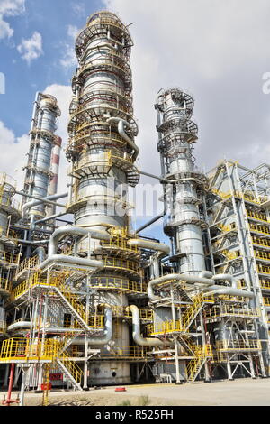 Une nouvelle installation à ParamaX KazMunaiGaz de 110 000 b/j de la raffinerie d'Atyrau au Kazakhstan occidental a permis à la production de combustibles modernes et la pétrochimie Banque D'Images