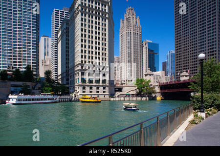 Chicago, Illinois, USA - Juillet 13,2013 : Un taxi de l'eau jaune vif se retourne sous un pont, le transport de passagers le long de la rivière pendant les heures de pointe, downto Banque D'Images