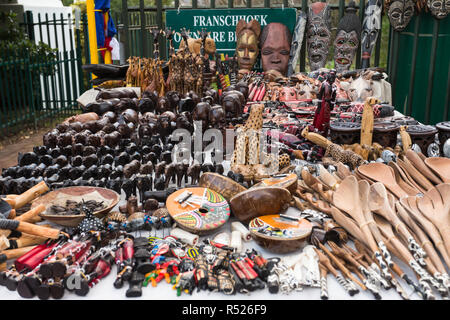 Table affiche les bibelots africains ou de souvenirs à vendre au marché de rue en Franschhoek, Cape Town Banque D'Images