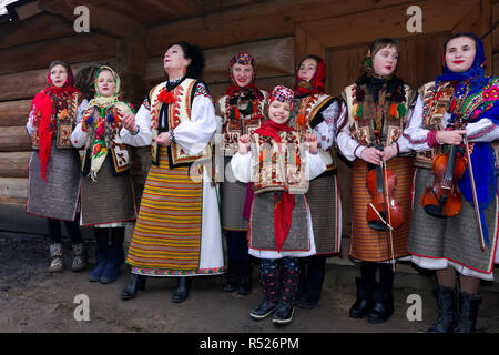 Uzhgorod, Ukraine - 13 Jan 2018 : Vasylya festival célébrant en musée de l'architecture populaire et de la vie. Groupe d'enfants en costumes traditionnels chantant hut Banque D'Images