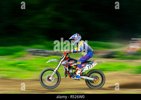 Uzhgorod, Ukraine - JUN 26, 2018 : régionale ouverte Transcarpathie Motocross Championship. sport extrême concurrence. panoramique avec vitesse d'obturation lente, mo Banque D'Images