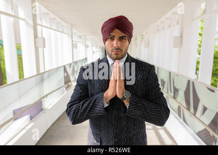 Portrait d'homme d'affaires indien turban avec l'extérieur, dans le message d'accueil city Banque D'Images