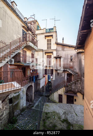 Rocca di Papa (Italie) - Une jolie petite, vieille et une vue panoramique sur la ville dans l'agglomération de la ville de Rome, sur le mont Cavo. Ici une vue du centre historique. Banque D'Images