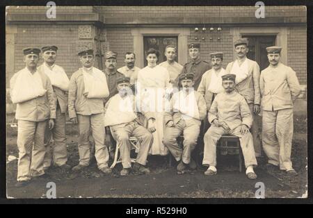 Une carte postale, une photo de groupe de soldats allemands et une infirmière. 16-Dec-14. Source : Pte.coll.2 pstcard (collection privée). Banque D'Images