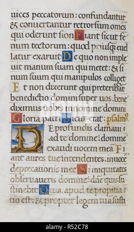 La page de texte initial avec 'D'. Mirandola Heures. Italie, vers 1490-1499. [Ensemble] folio page Texte de la heures de la Vierge. Psaume 128 ; Psaume 129 initiale avec "D", formé de branches contre un arrière-plan panoramique Image prise de Mirandola Heures. Publié à l'origine/produit en Italie, vers 1490-1499. Source : ajouter. 50002, f.46v. Langue : le latin. Banque D'Images