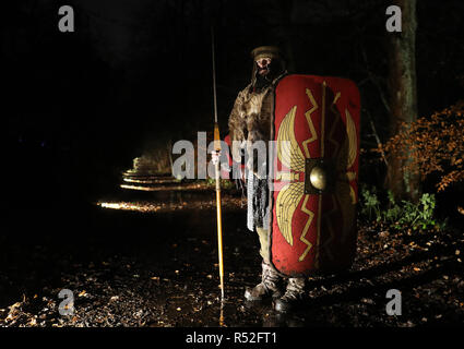 Charles Savage jouant le rôle d'un soldat romain de la Légion auxiliaire au cours de l'événement dans des forêts communautaires Château à Falkirk. Banque D'Images