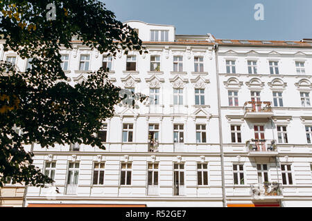 Bâtiment résidentiel traditionnel avec de nombreuses fenêtres et balcons à Berlin en Allemagne. L'architecture de la ville. Banque D'Images