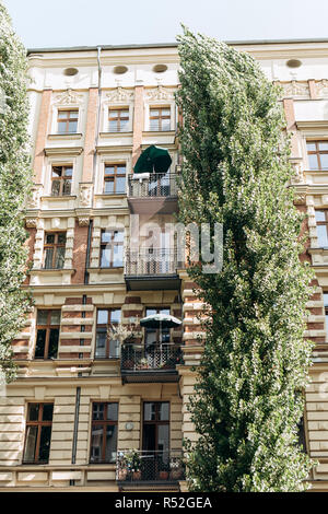 Bâtiment résidentiel traditionnel avec de nombreuses fenêtres et balcons à Berlin en Allemagne. L'architecture de la ville. Banque D'Images