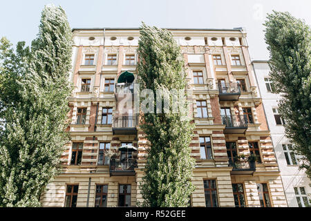 Bâtiment résidentiel traditionnel avec de nombreuses fenêtres et balcons à Berlin en Allemagne. L'architecture de la ville. Banque D'Images